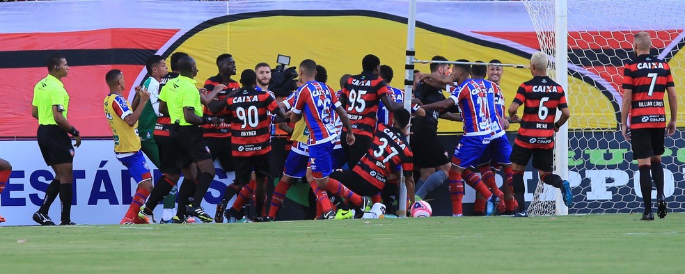 Encerrado aos 35 do segundo tempo, primeiro Ba-Vi de 2018 ficou marcado por briga generalizada (Foto: Margarida Neide/Ag. A Tarde/Futura Press)