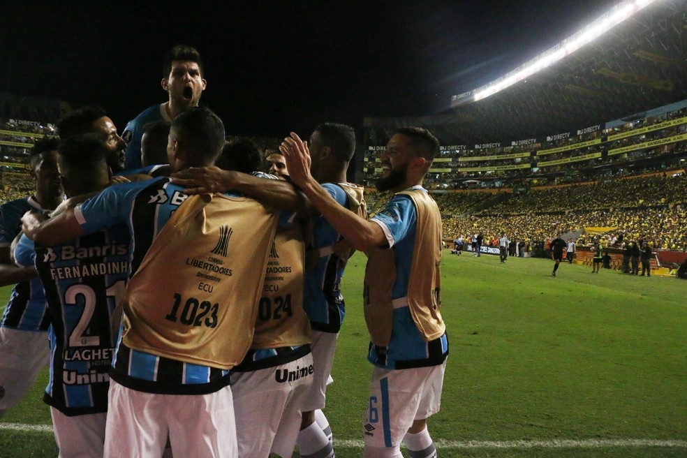 Kannemann salta mais alto que companheiros e solta um urro (Foto: Eduardo Moura/GloboEsporte.com)
