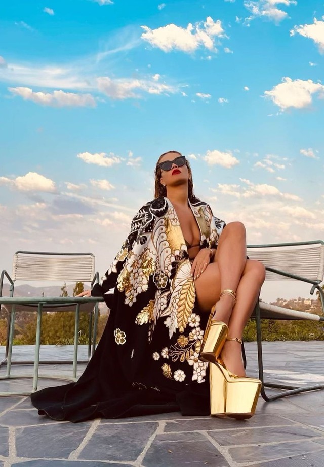 Rita Ora leva o salto alto ao próximo nível com sua produção fashionista (Foto: Reprodução/Instagram)