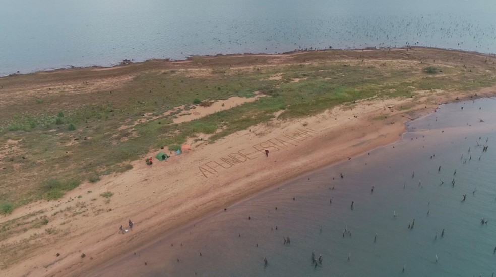 Projeto "Afunde esta ilha" na Represa de Jurumirim em Avaré — Foto: Jamie Rafael/TV TEM