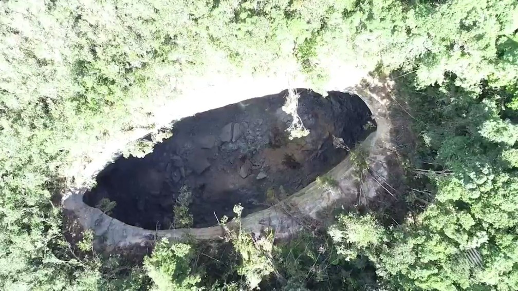 Cratera gigante misteriosa com quase 50 metros de profundidade surgiu na BA. (Foto: ReproduÃ§Ã£o/TV Bahia)