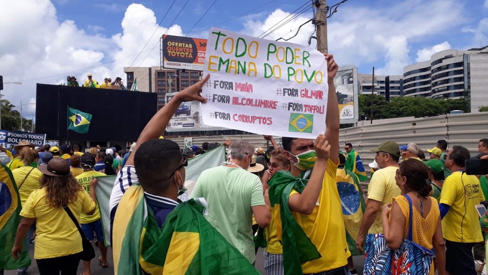 Manifestantes em ato em Maceió — Foto: Josualdo Moura/TV Gazeta