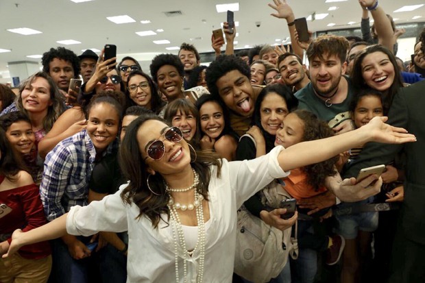 Anitta com fãs em Belo Horizonte (Foto: Edy Fernandes/Brazil News)