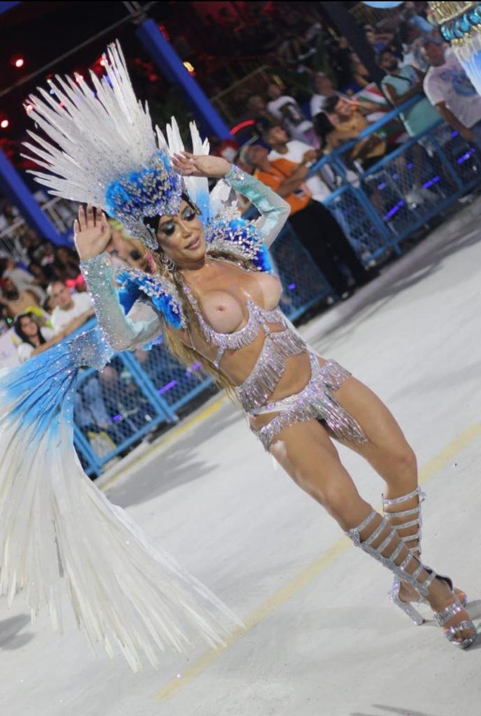 Mulher Abacaxi desfila com seios à mostra — Foto: Allan Bertozzi
