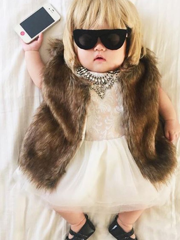 Mãe veste sua bebê com looks icônicos (Foto: Reprodução/Instagram) Mãe veste sua bebê com looks icônicos (Foto: Reprodução/Instagram)