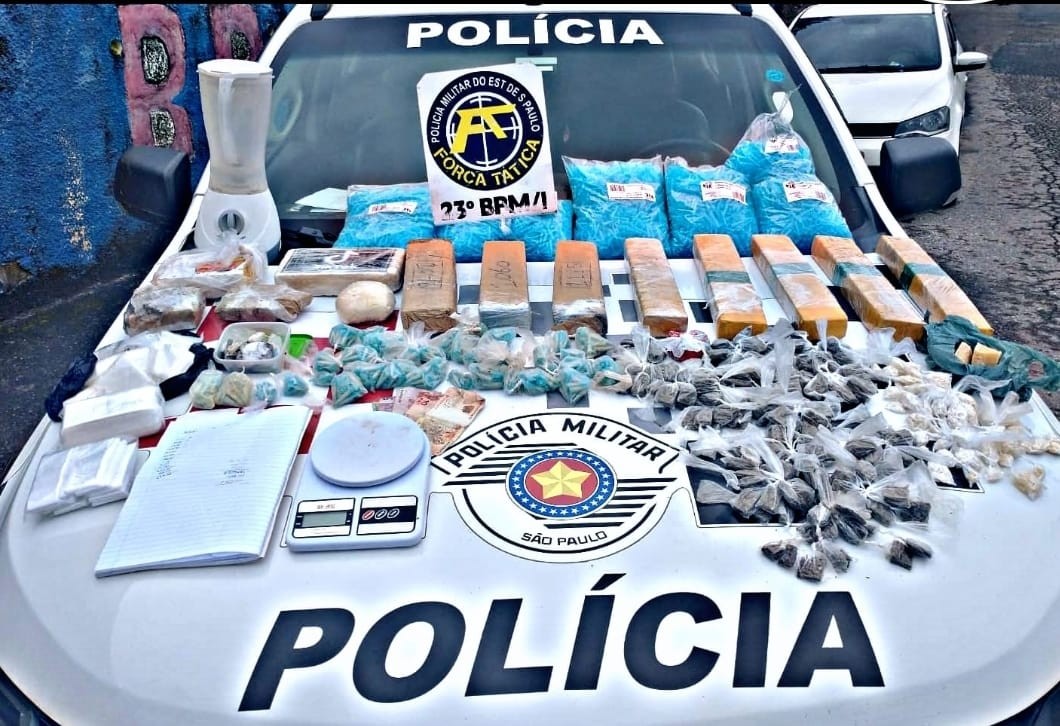 Mulher é presa com mais de 1,3 mil porções de drogas e oito tijolos de maconha em Guaratinguetá