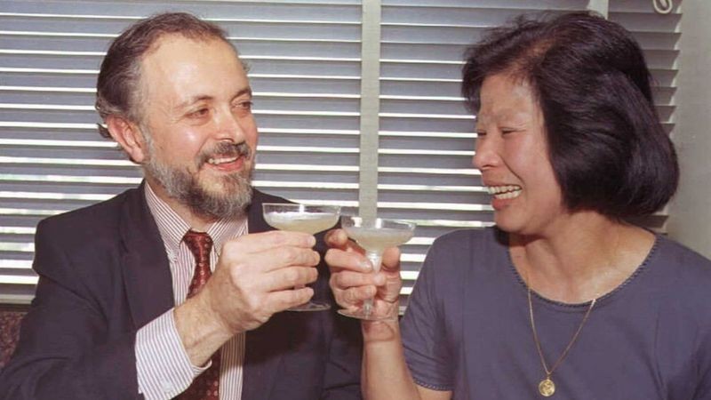 Mario Molina (na foto com sua esposa Luisa) ganhou o prêmio Nobel por suas descobertas (Foto: Getty Images via BBC News)