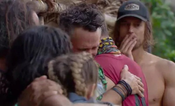 Lee Carseldine, participante do Survivor: All Stars, sendo consolado por seus colegas de programa após ser informado da morte da mãe (Foto: Reprodução)
