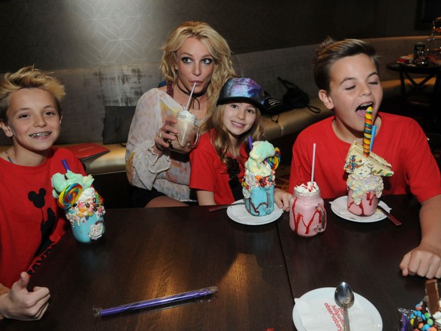 Britney Spears entre seus filhos, Jayden e Sean, e a sobrinha, Maddie Aldridge (Foto: Getty Images)