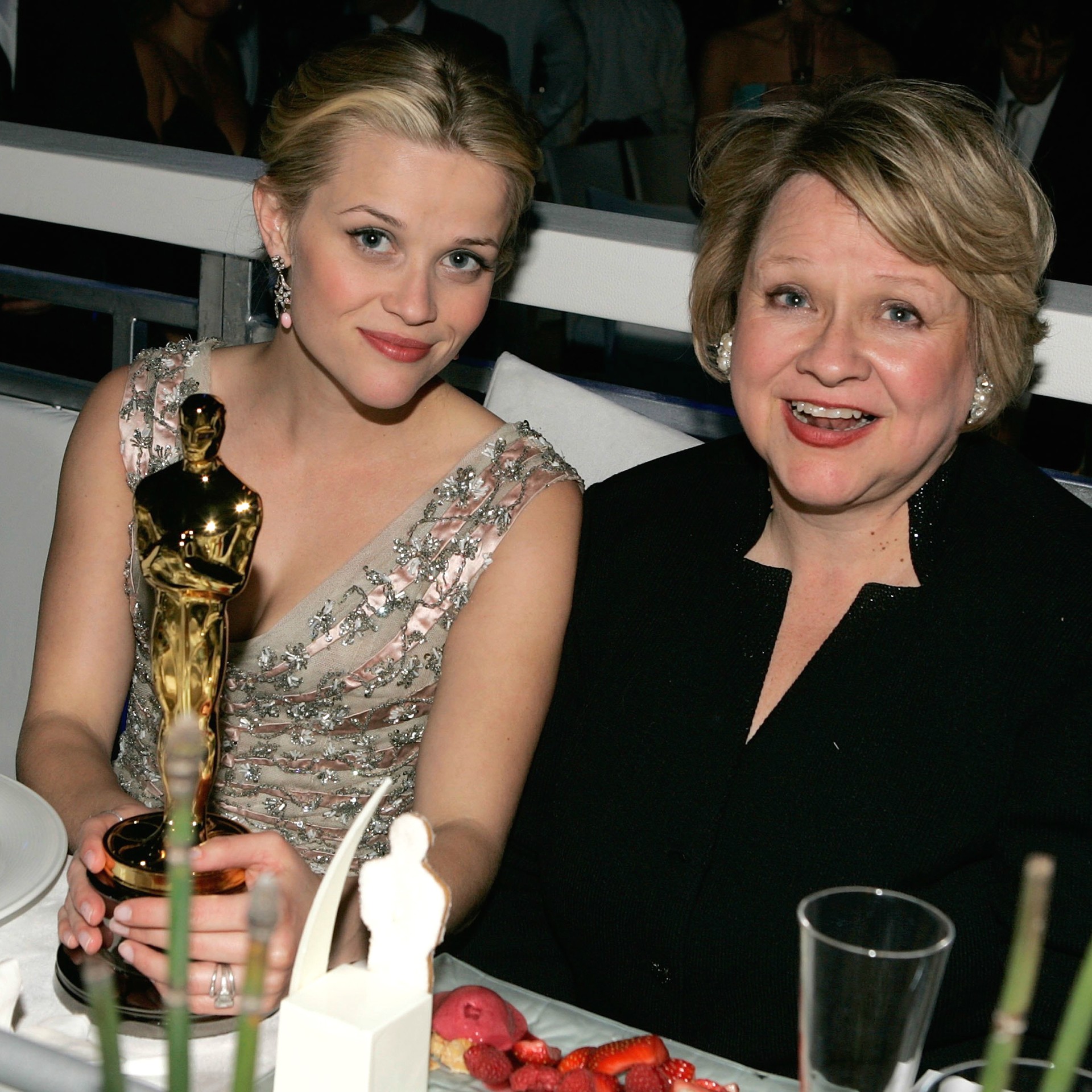 Eis Reese Witherspoon com Betty Reese numa festa pós-Oscar em 2006. Naquele ano, a atriz havia vencido o Oscar de Melhor Atriz por 'Johnny & June'. (Foto: Getty Images)