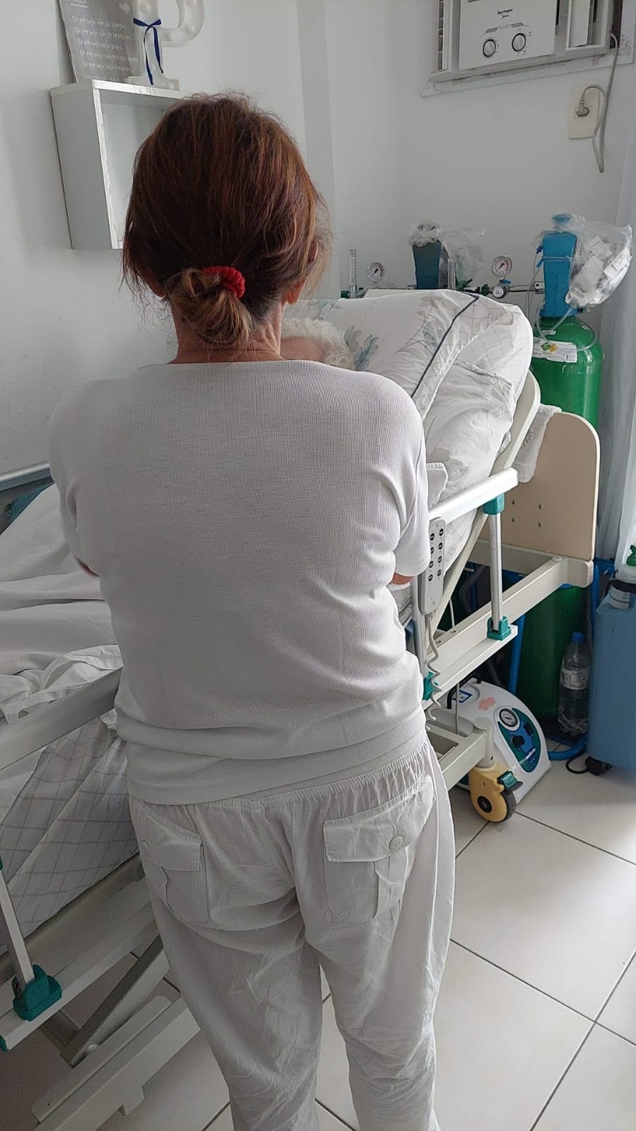 Moradora em home care, que fazem uso de oxigênio, é acompanhada por enfermeira em condomínio que sofre com falta de luz