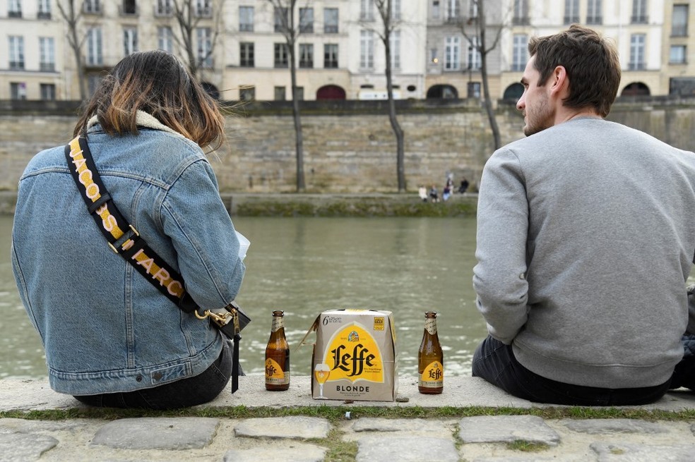 Imagem de pessoas nas margens do Rio Sena, em Paris, na França, em 21 de março de 2021 — Foto: Bertrand Guay / AFP