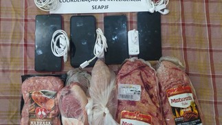 Celulares e carne foram apreendidos na galeria de Glaidson Acácio, que acabou sendo transferido para presídio de segurança máxima — Foto: Divulgação / Seap