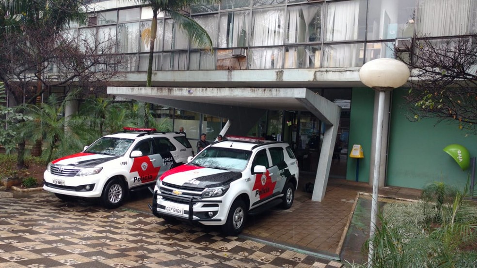 Polícia Militar dá apoio ao Gaeco na operação na prefeitura de Bauru (Foto: Fernanda Ubaid / TV TEM )