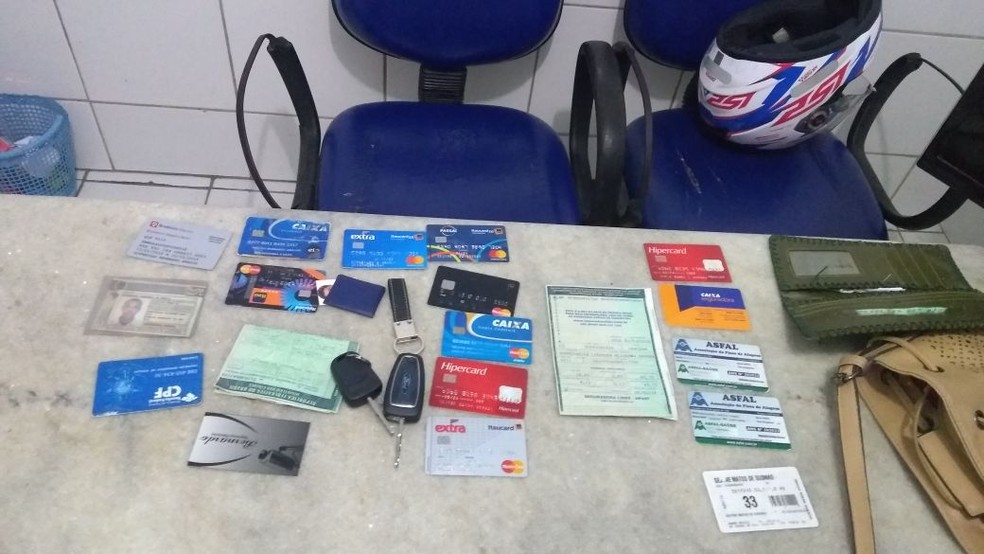 Cartões e chaves de veículos roubados foram apreendidos pela polícia em casa alugado pelos suspeitos (Foto: Matheus Tenório/G1)