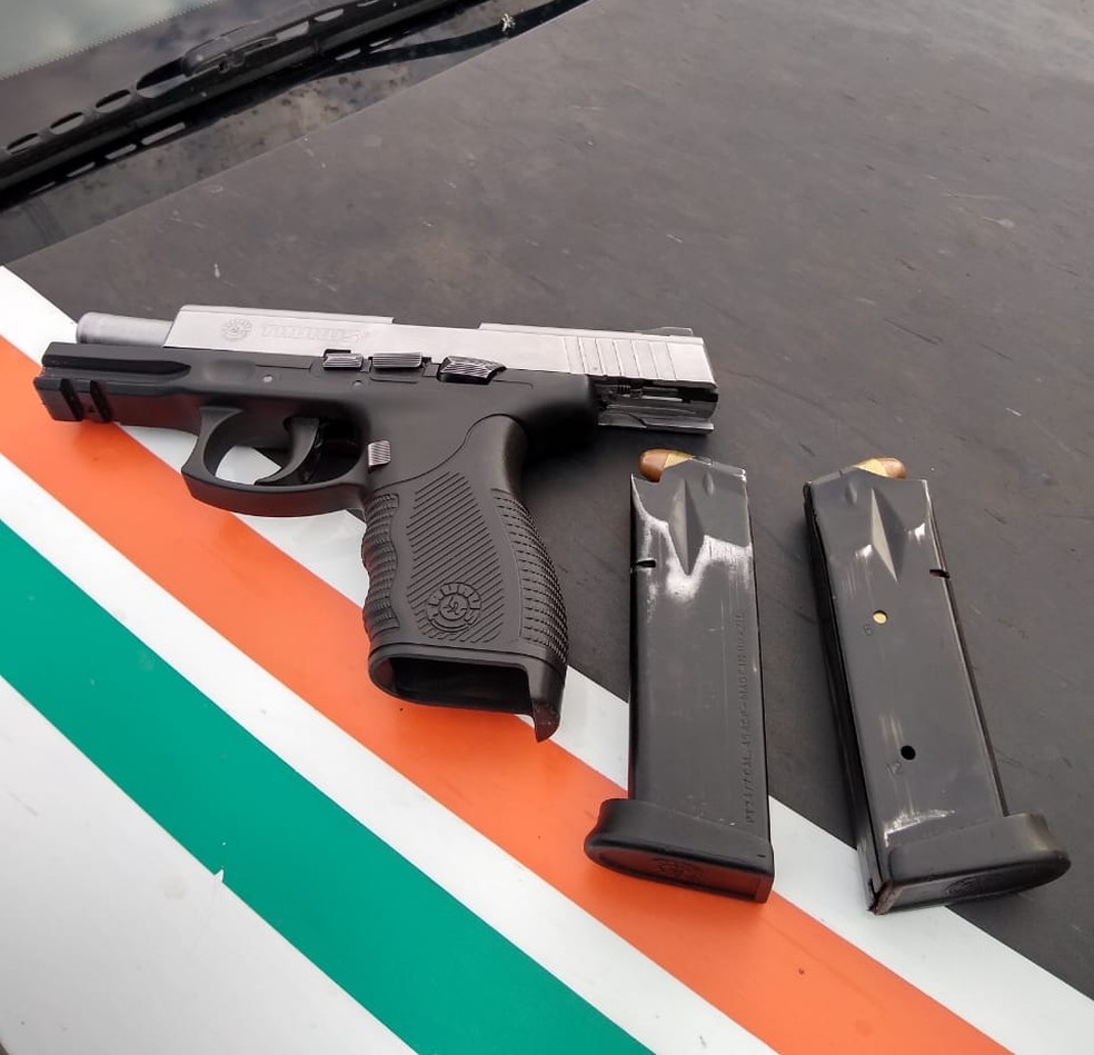 Suspeito é preso com pistola 45 em Caucaia. — Foto: Divulgação