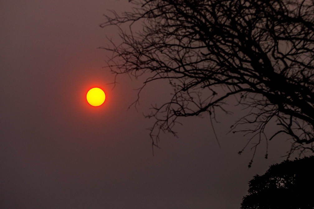 Fumaça das queimadas da Amazônia influencia pôr do sol em Florianópolis — Foto: Tiago Ghizoni/NSC