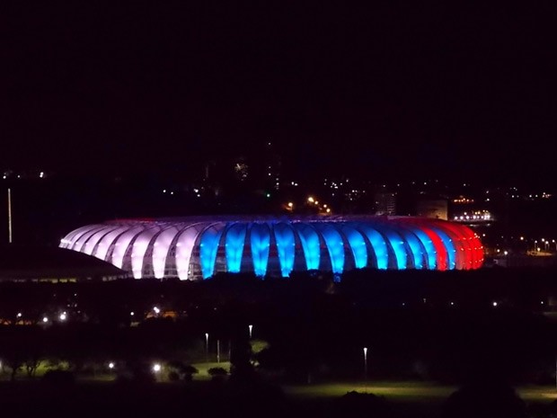  Em solidariedade às vítimas dos ataques terroristas, o estádio Beira-Rio, em Porto Alegre, foi iluminado com as cores da bandeira francesa. (Foto: Divulgação)