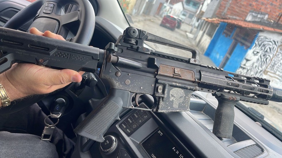 Também foram apreendidas, até o final da manhã desta quinta, 44 armas de fogo, dentre elas um fuzil na cidade de Feira de Santana — Foto: Divulgação/Polícia Civil
