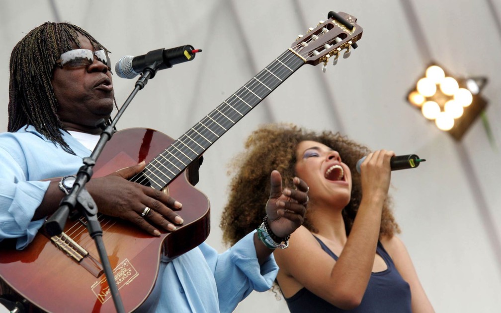 Os cantores Milton Nascimento e Vanessa da Mata cantam juntos durante show na Praça da Paz, no Parque do Ibirapuera, promovido em comemoração ao Dia Internacional da Mulher, em março de 2005 — Foto: Márcio Fernandes/Estadão Conteúdo/Arquivo