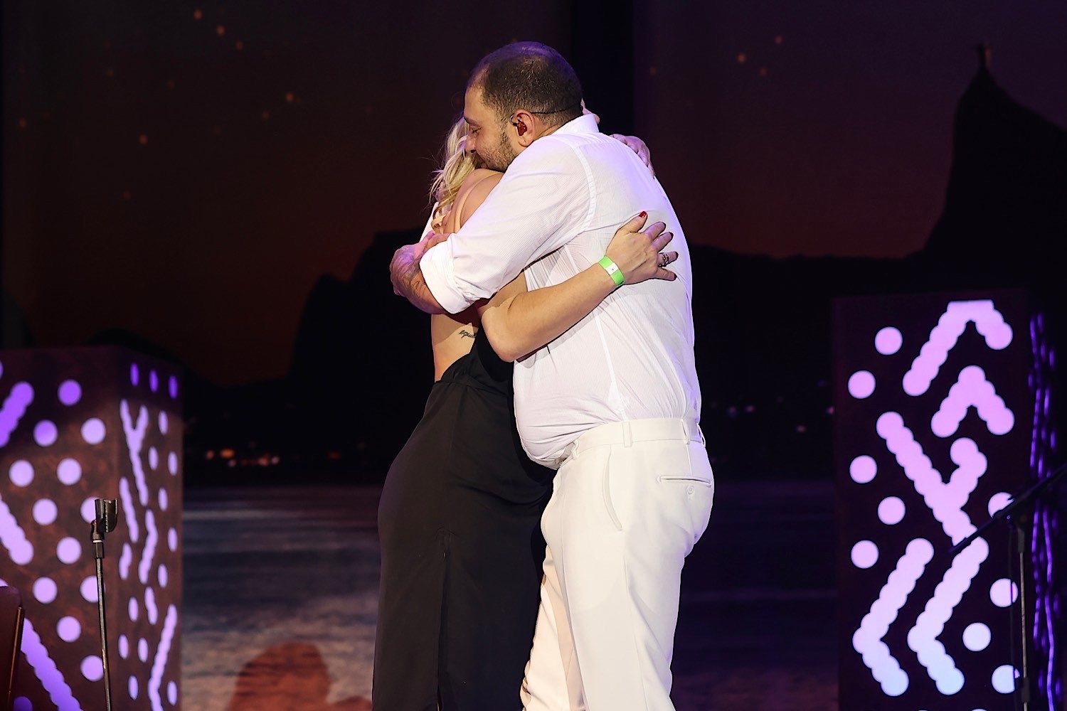 Paolla Oliveira e Diogo Nogueira se abraçam no palco de show (Foto: Manuela Scarpa/Brazil News)