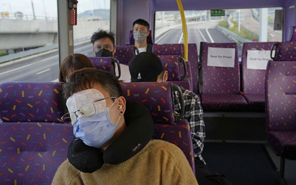 Passageiro dorme na parte superior de ônibus de dois andares durante tour por Hong Kong, no sábado (16) — Foto: AP Photo/Kin Cheung