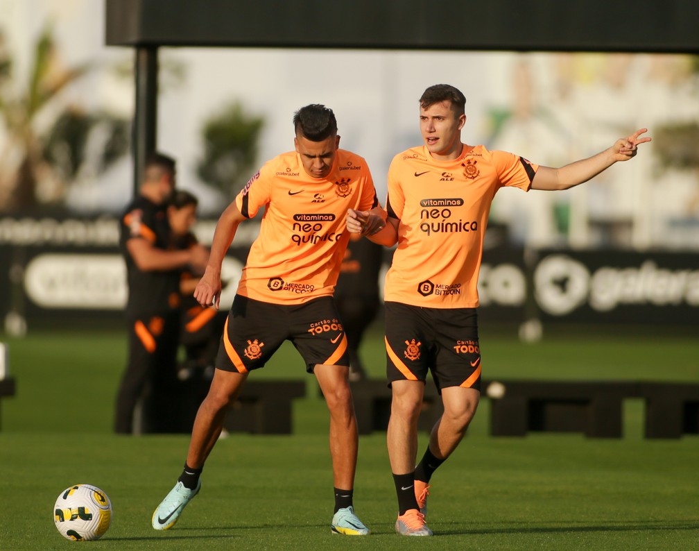 Cantillo e Lucas Piton no treino do Corinthians desta terça-feira — Foto: Rodrigo Coca/Ag. Corinthians