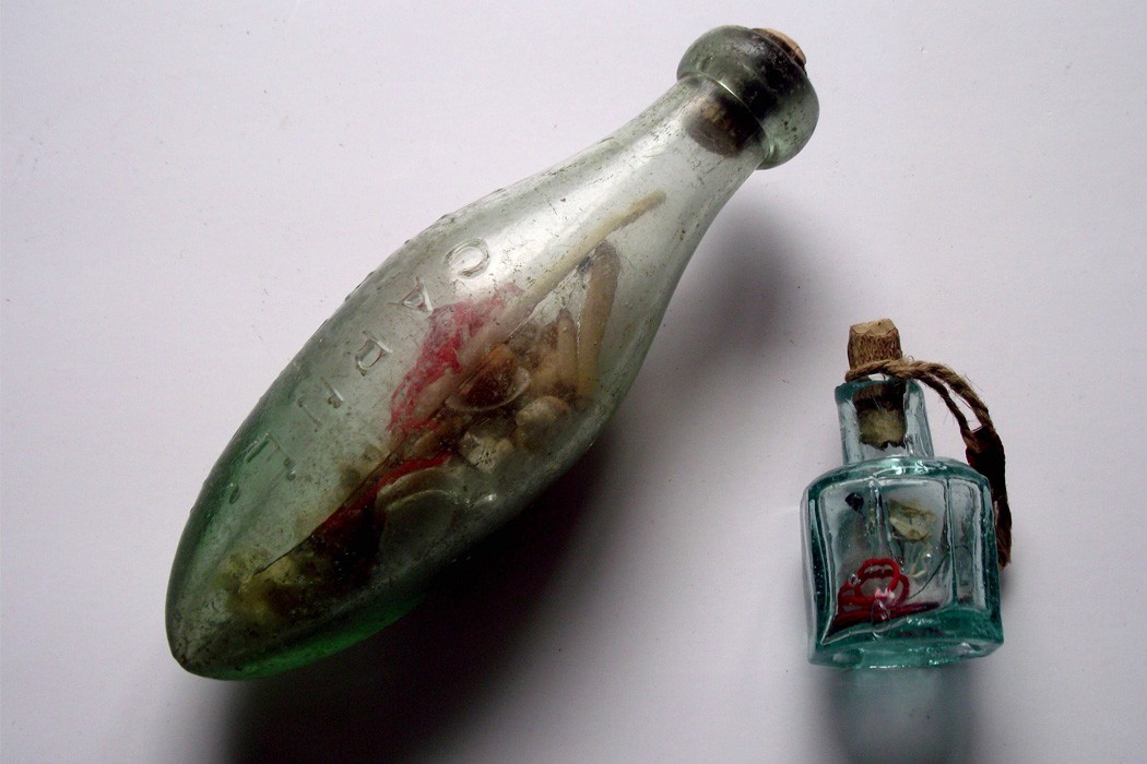 Exemplo de garrafa de bruxa, utilizada para proteção contra feiticeiras e como cura contra bruxarias (Foto: Wikimedia Commons)