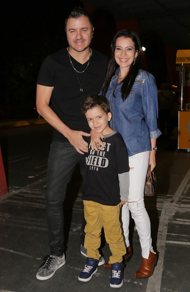 Maurício Manieri com a mulher, Izabelle Stein, e o filho, Marco (Foto: Samuel Chaves/Brazil News)