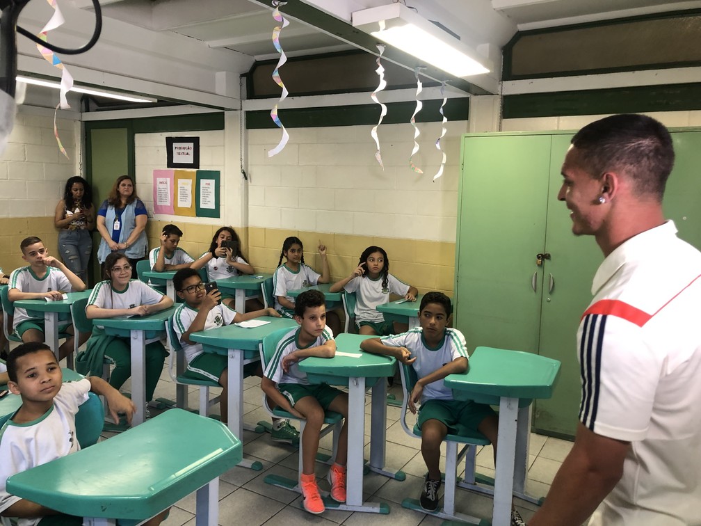 Antony, do São Paulo, visita escola onde estudou na infância, em Osasco — Foto: Felipe Ruiz