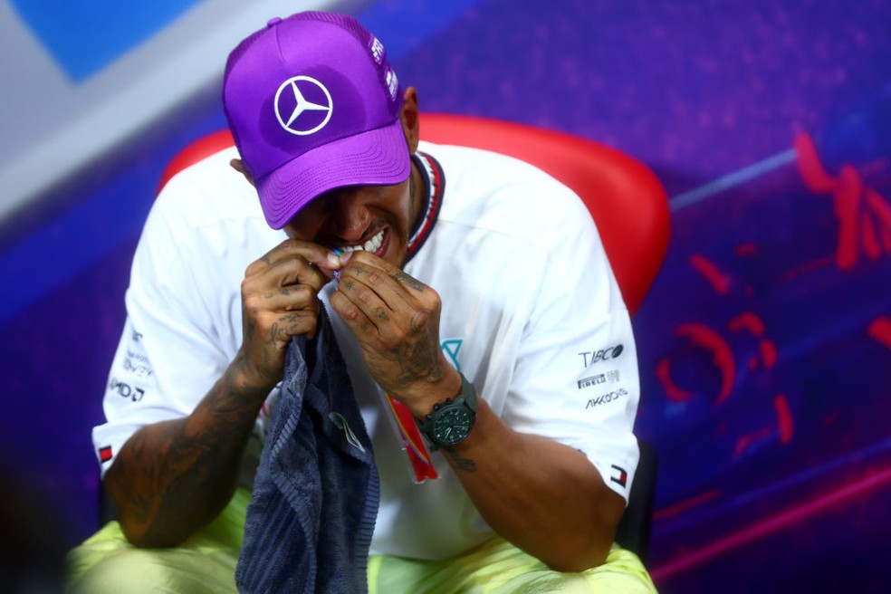 Lewis Hamilton se refresca com "geladinho" na coletiva pós-prova do GP da França — Foto: Dan Istitene/Getty Images