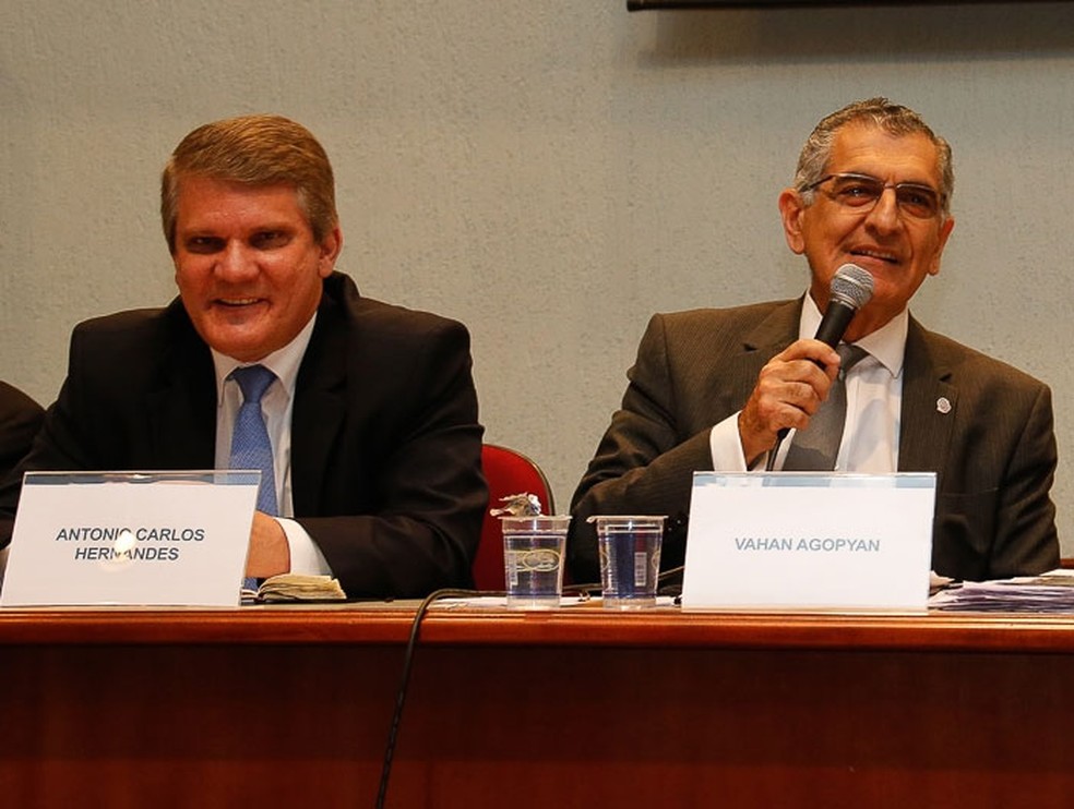 Novo vice-reitor Antonio Carlos Hernandes (à esquerda) e o novo reitor da USP, Vahan Agopya (Foto: Marcos Santos / USP Imagens)