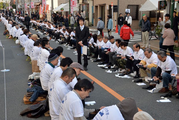 Cerca de 800 participantes se reuniram em uma rua de Tóquio, capital do país, durante a tentativa bem sucedida. (Foto: Yoshikazu Tsuno/AFP)