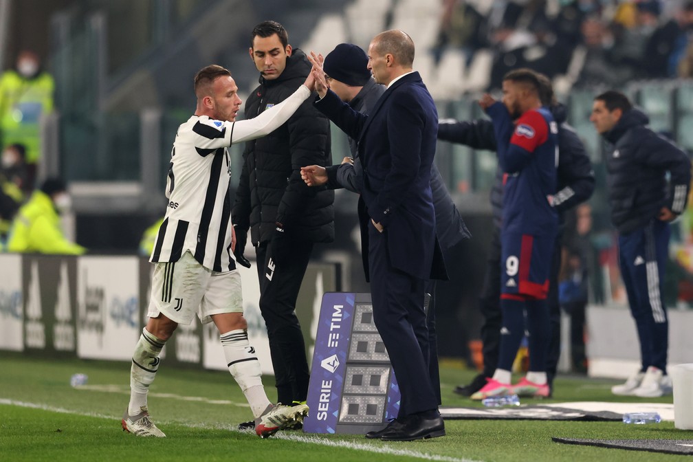 Arthur cumprimenta o técnico Massimiliano Allegri em jogo da Juventus: "Está morto", disse o treinador sobre o brasileiro — Foto: Jonathan Moscrop/Getty Images