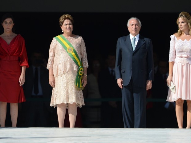 Janeiro/2015 - Michel Temer é visto ao lado de sua mulher, Marcela Temer, e da presidente Dilma Rousseff durante a cerimônia de posse da presidência no Palácio do Planalto, em Brasília (Foto: José Cruz/Agência Brasil)