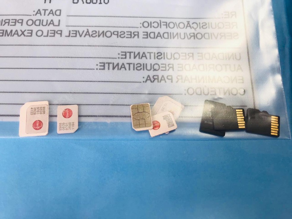 Alguns dos chips usados por suspeito para conversar com as vítimas, diz polícia — Foto: Polícia Civil/Divulgação