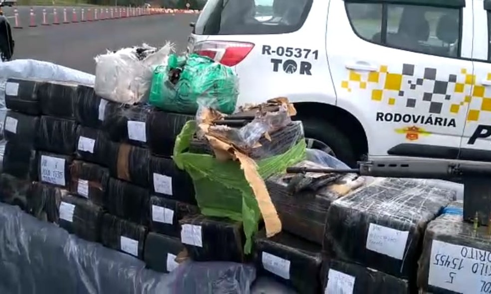 Drogas, fuzil, carregadores e munições estavam no compartimento de cargas do caminhão em meio a sofás em Itatinga (SP) — Foto: Polícia Rodoviária/ Divulgação