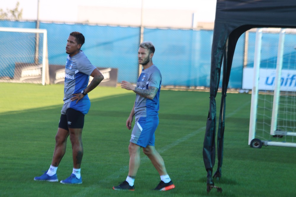 Grêmio volta aos treinos com Gata fora de coletivo e promessa da base como novidade