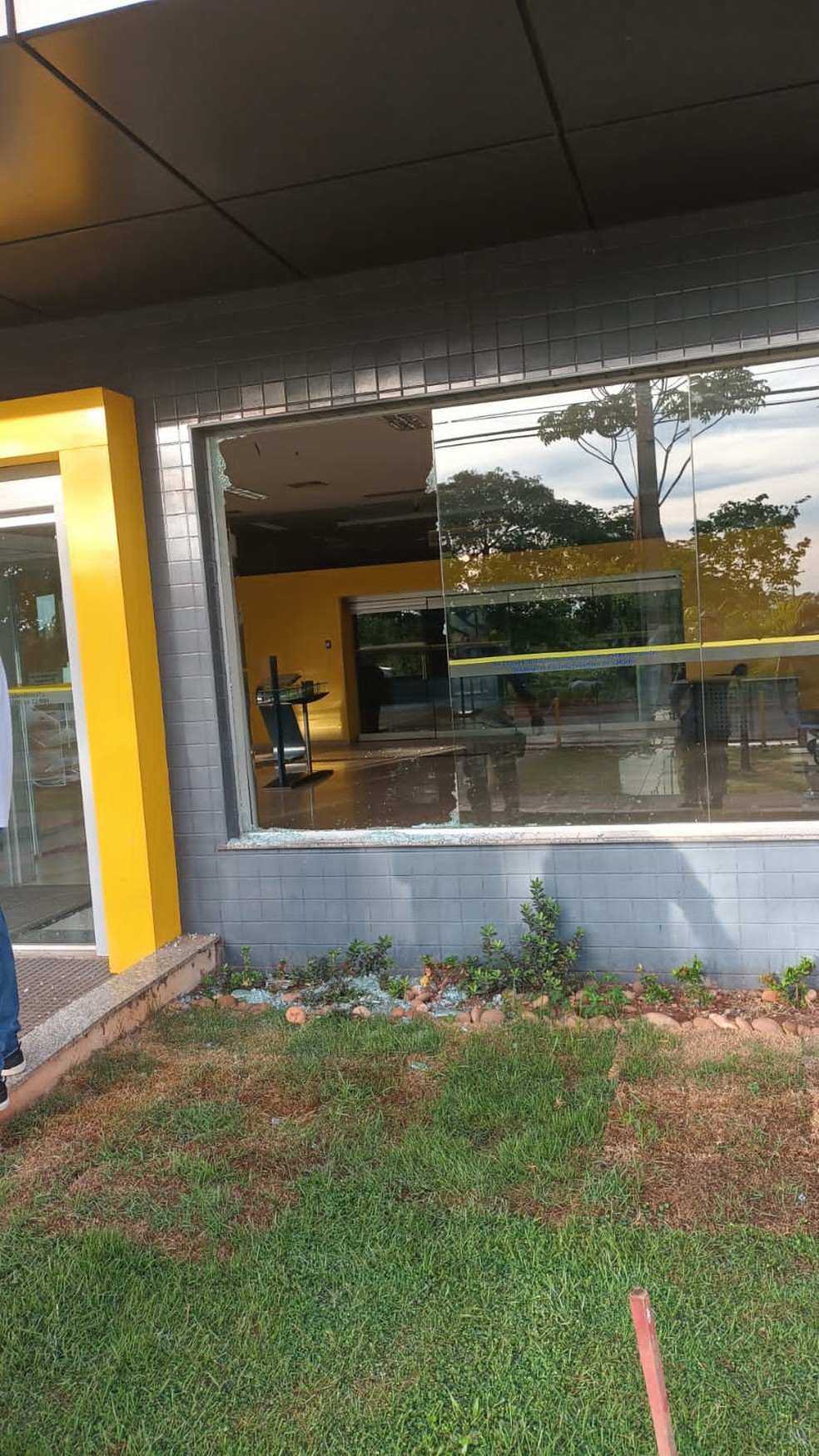Policiais entraram na agência após quebrarem vidro da fachada da unidade.  — Foto: Polícia Militar/Cedida