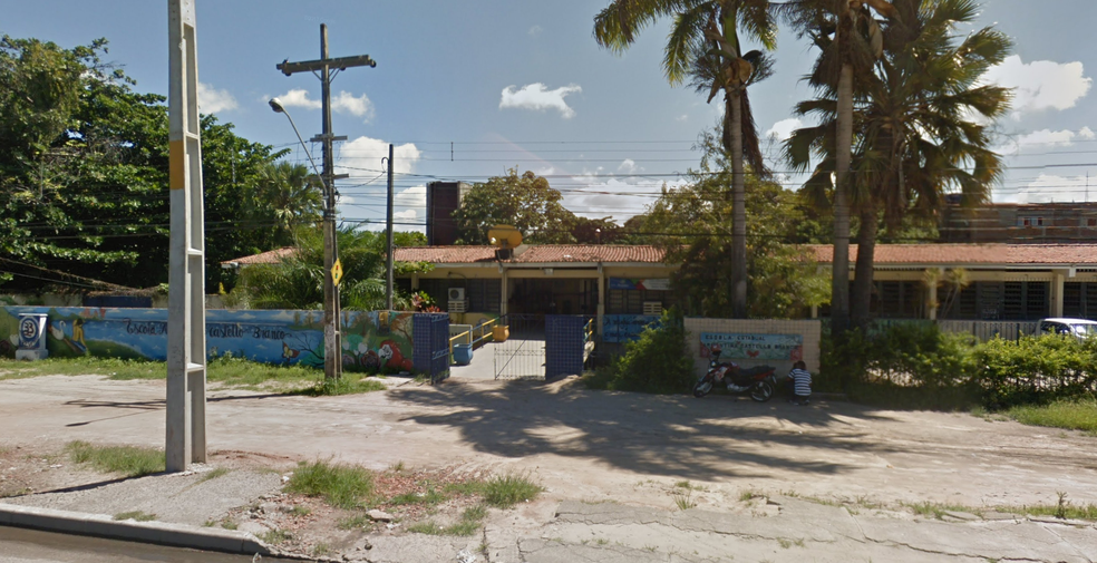 A Escola Argentina Castello Branco, fica no bairro de Jatobá, em Olinda, e também oferece vagas para a EJA Ensino Médio (Foto: Reprodução/Google Street View)