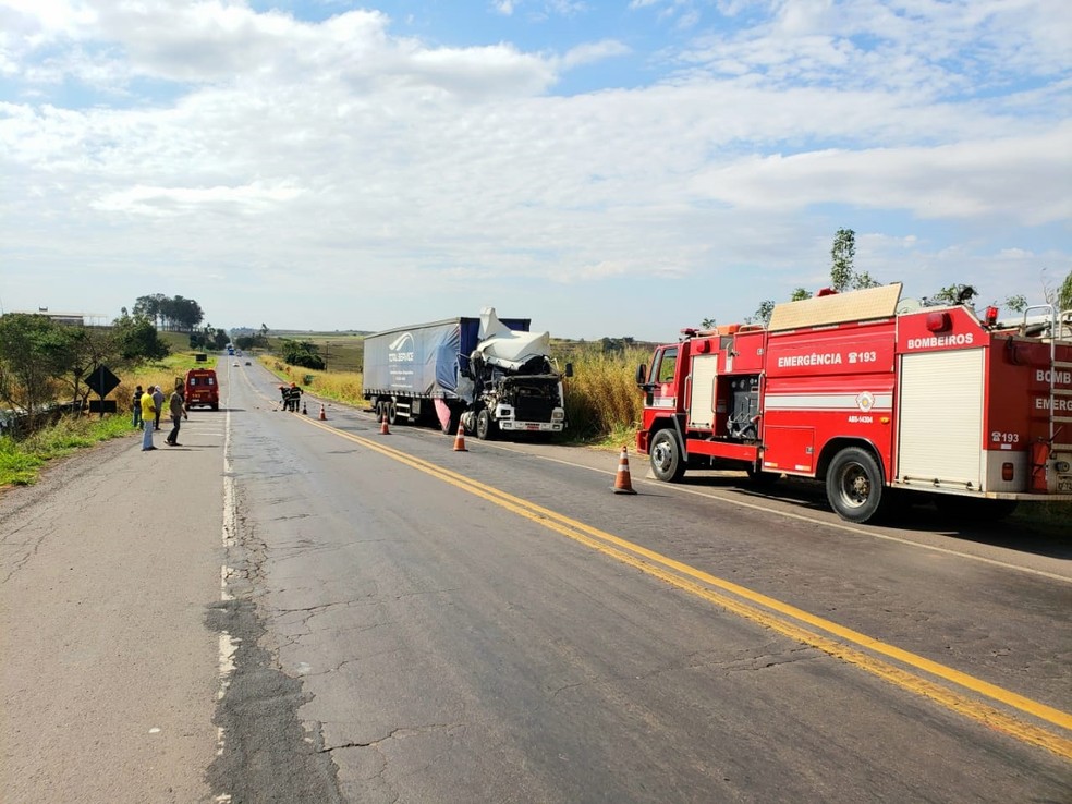 Acidente envolveu dois caminhões na Rodovia Assis Chateaubriand (SP-425) — Foto: Corpo de Bombeiros