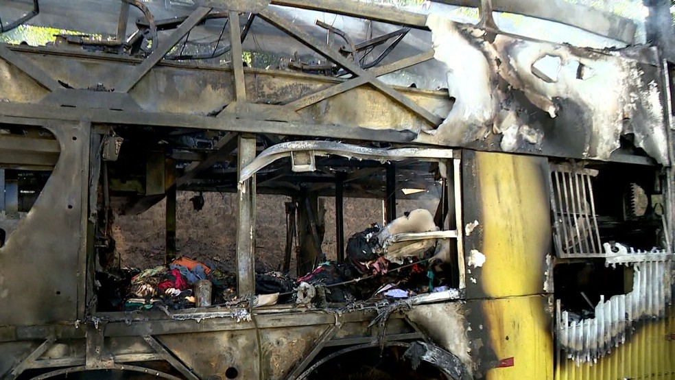 Ônibus ficou totalmente destruído após pegar fogo — Foto: Reprodução/TV Gazeta