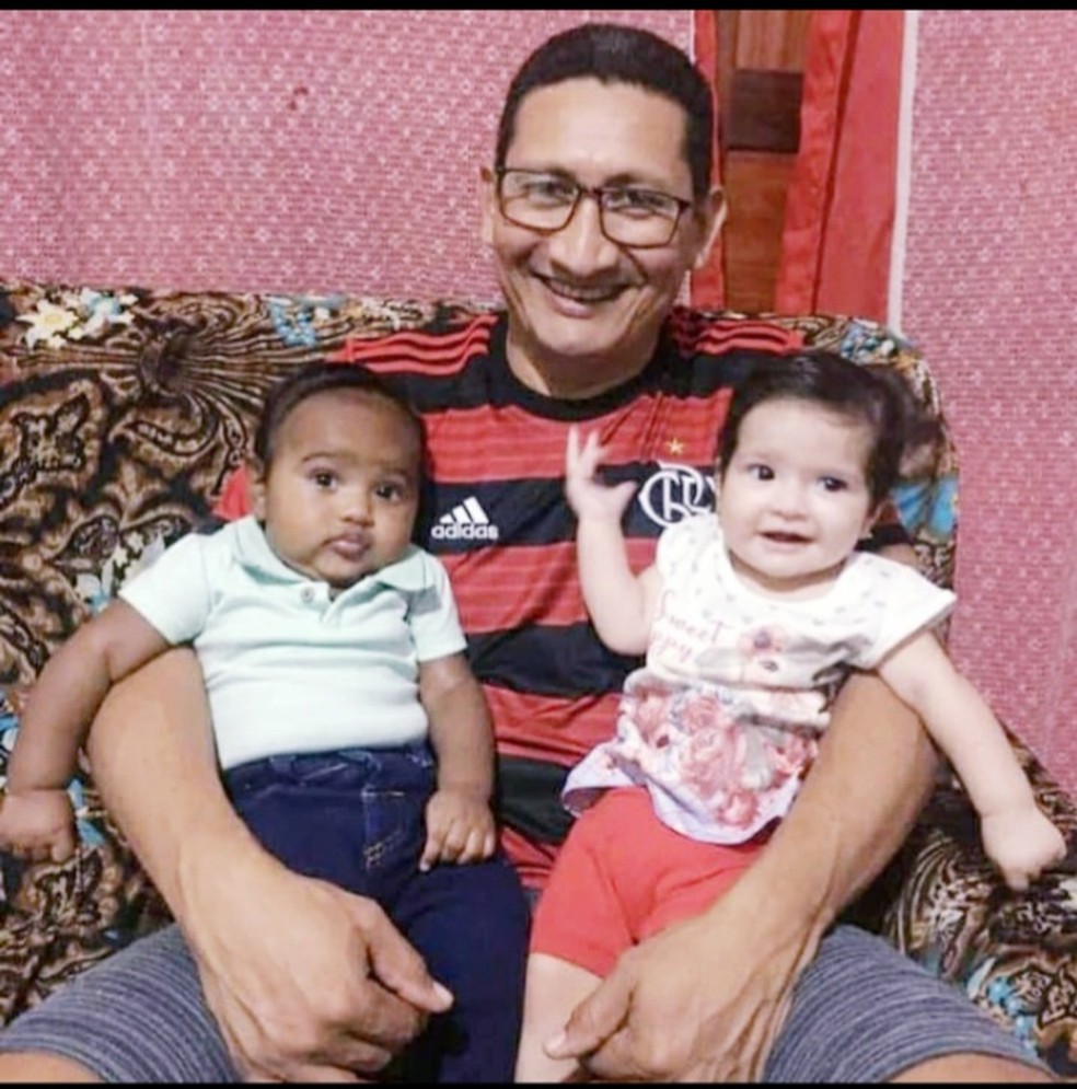 Patriarca da fam&iacute;lia Souza pousa com os netos flamenguista  &mdash; Foto: Reprodu&ccedil;&atilde;o/Redes Sociais