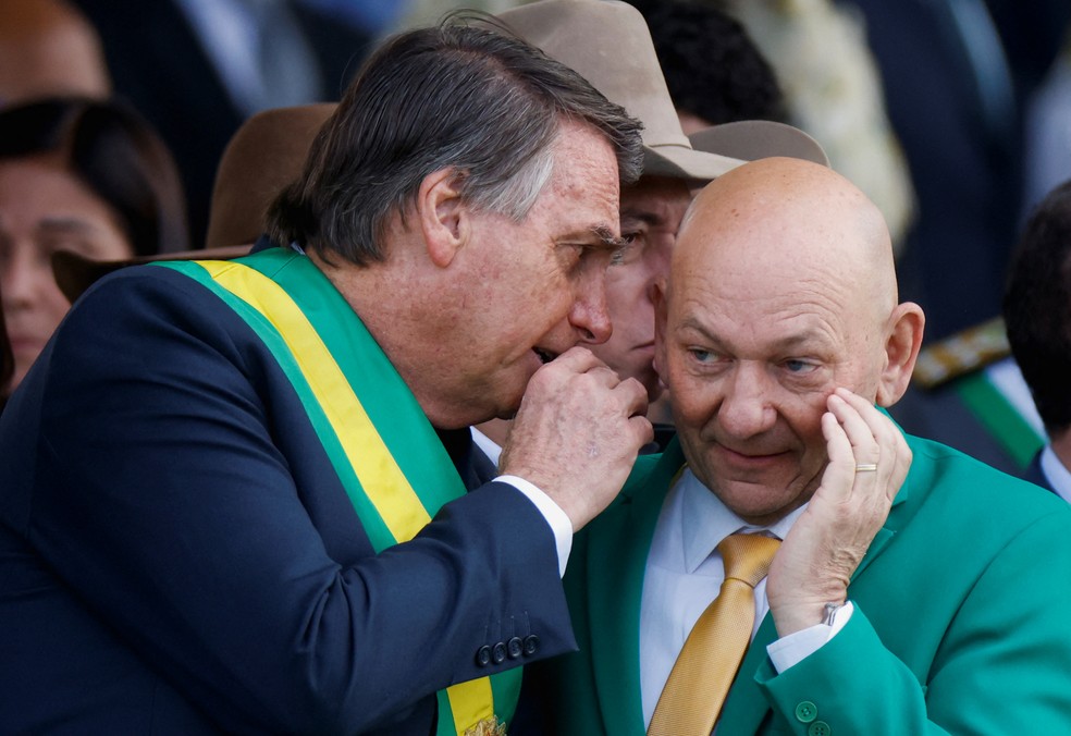 Bolsonaro e o empresário Luciano Hang durante o desfile do 7 de Setembro em Brasília — Foto: Adriano Machado/Reuters