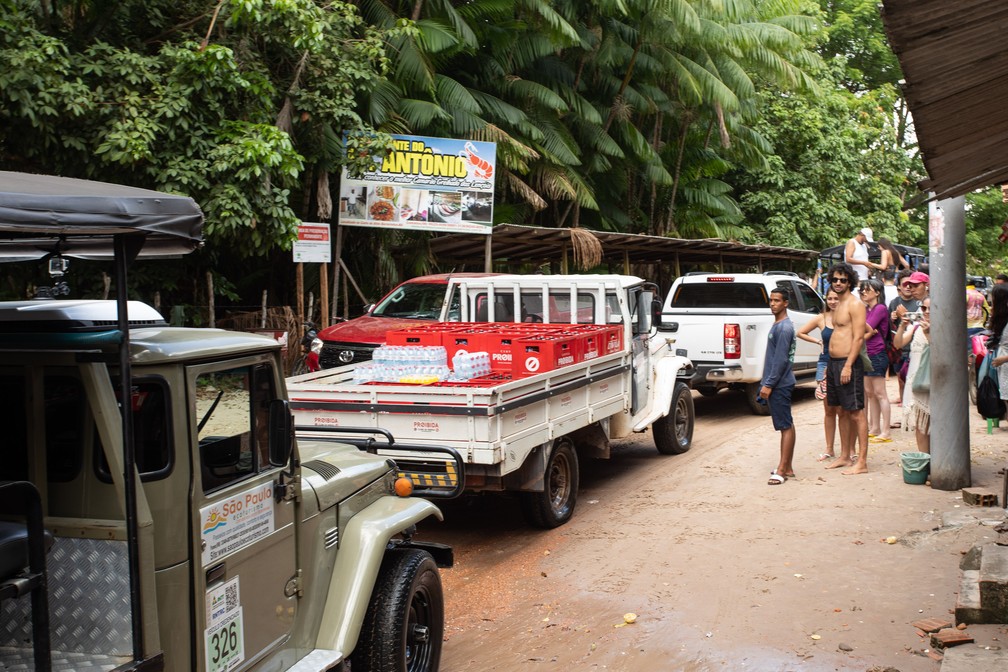 Carros após travessia de balsa no Rio Preguiças: caminho necessário para seguir rumo aos lençóis — Foto: Celso Tavares/G1