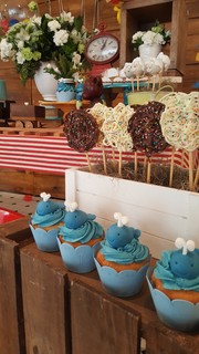Os docinhos também foram decorados de acordo com a história. Os cupcakes de baunilha tinham topos inspirados na baleia que engoliu Gepeto