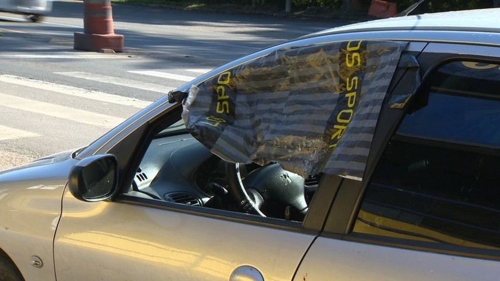 Carro de operador portuário foi atingido por tiros (Foto: Reprodução/TV Gazeta)