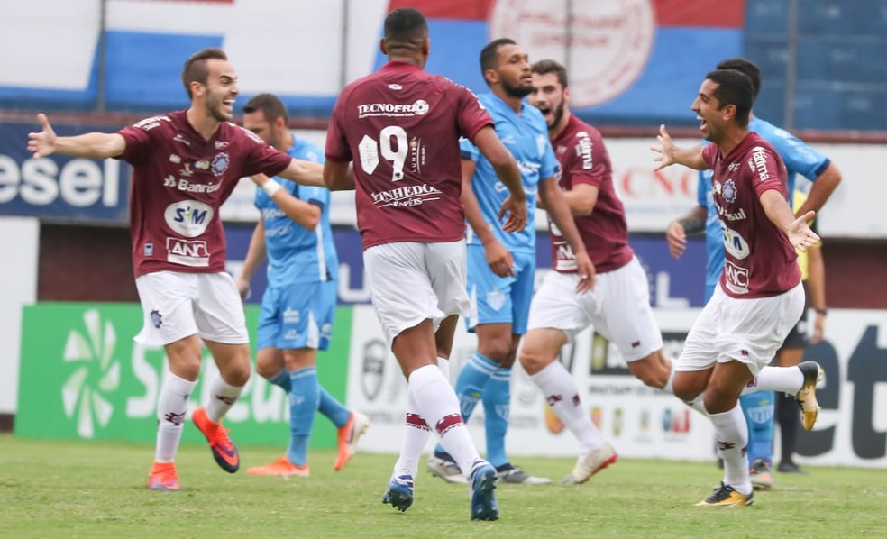 Tontini (E) assinou com o Caxias — Foto: Luiz Erbes / SER Caxias