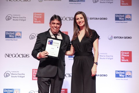 O presidente da Cemar, Augusto Dantas, recebe o prêmio melhores empresas para trabalhar, na categoria Grandes Empresas