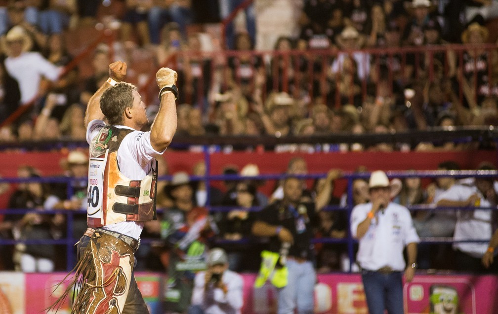 Peão Rafael Ribeiro comemora parada sobre o touro Gira Mundo na final do Rodeio Internacional (Foto: Érico Andrade/G1)
